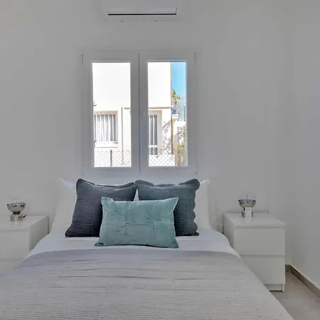 Phaedrus Living: Luxury Faneromeni Apartment